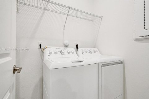 Снять в аренду таунхаус в Корал-Спрингс, Флорида 3 спальни, 172.15м2, № 2025467 - фото 22