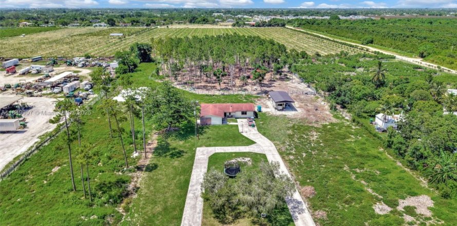House in Homestead, Florida 4 bedrooms, 202.62 sq.m. № 1852207