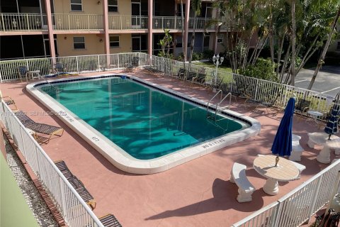 Condo in Pompano Beach, Florida, 2 bedrooms  № 1993168 - photo 12