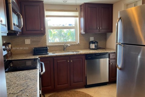 Condo in Pompano Beach, Florida, 2 bedrooms  № 1993168 - photo 2
