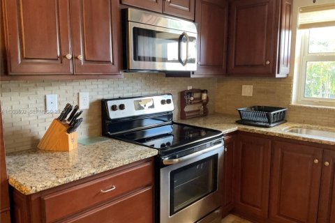 Condo in Pompano Beach, Florida, 2 bedrooms  № 1993168 - photo 1