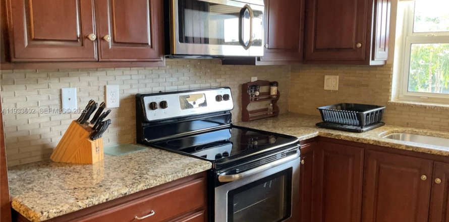 Condo in Pompano Beach, Florida, 2 bedrooms  № 1993168