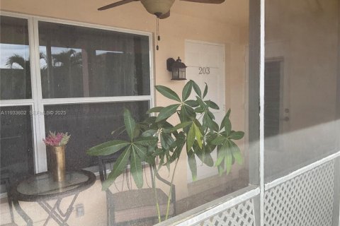 Condo in Pompano Beach, Florida, 2 bedrooms  № 1993168 - photo 4