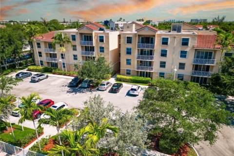 Condo in Dania Beach, Florida, 2 bedrooms  № 1756642 - photo 1