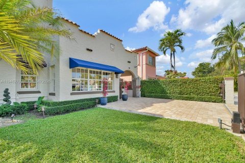 Casa en venta en Miami, Florida, 4 dormitorios, 207.54 m2 № 2002743 - foto 2