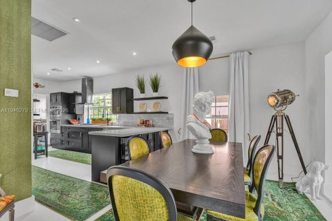 Casa en venta en Miami, Florida, 4 dormitorios, 207.54 m2 № 2002743 - foto 5