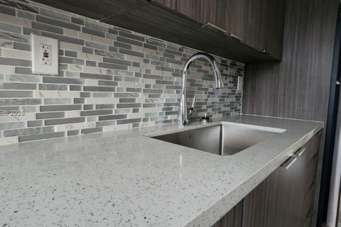 Appartement à louer à Hialeah, Floride: 2 chambres, 65.96 m2 № 1941047 - photo 4