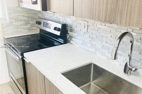 Appartement à louer à Hialeah, Floride: 2 chambres, 65.96 m2 № 1941047 - photo 2