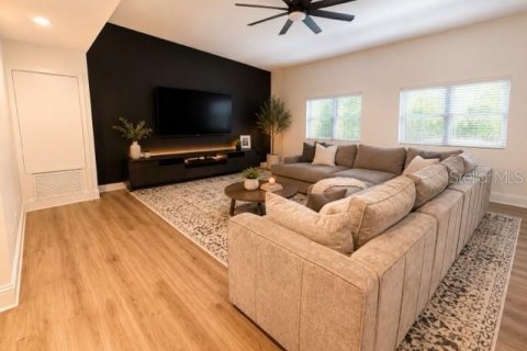 House in Brandon, Florida 3 bedrooms, 214.05 sq.m. № 2316809 - photo 6