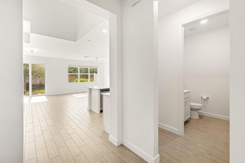 Townhouse in Lake Worth, Florida 3 bedrooms, 179.39 sq.m. № 2086784 - photo 4