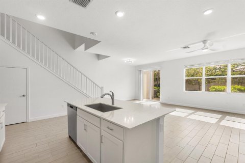 Townhouse in Lake Worth, Florida 3 bedrooms, 179.39 sq.m. № 2086784 - photo 13