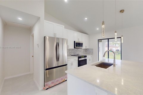House in Cape Coral, Florida 3 bedrooms № 1814104 - photo 22