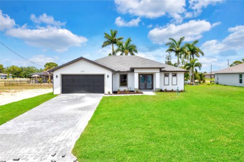 House in Cape Coral, Florida 3 bedrooms № 1814104 - photo 1