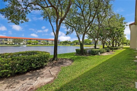Condo in Pembroke Pines, Florida, 2 bedrooms  № 1881530 - photo 17