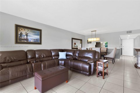 Condo in Pembroke Pines, Florida, 2 bedrooms  № 1881530 - photo 6