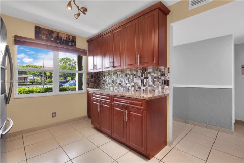 Condo in Pembroke Pines, Florida, 2 bedrooms  № 1881530 - photo 2