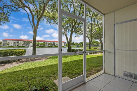 Condo in Pembroke Pines, Florida, 2 bedrooms  № 1881530 - photo 15