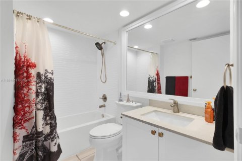 Condo in Pembroke Pines, Florida, 2 bedrooms  № 1881530 - photo 12