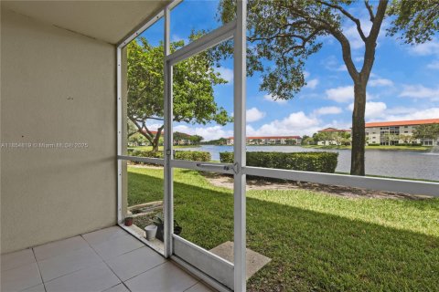 Condo in Pembroke Pines, Florida, 2 bedrooms  № 1881530 - photo 14