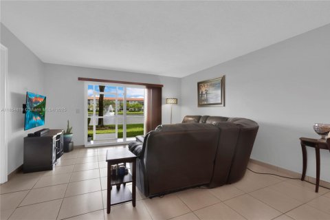 Condo in Pembroke Pines, Florida, 2 bedrooms  № 1881530 - photo 4