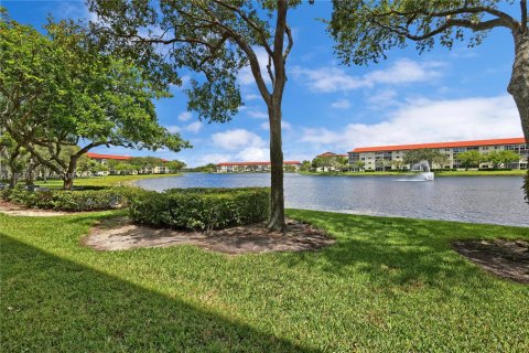 Condo in Pembroke Pines, Florida, 2 bedrooms  № 1881530 - photo 16