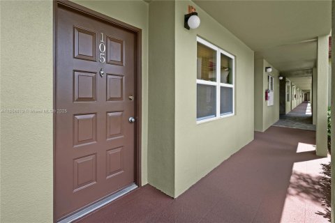 Condo in Pembroke Pines, Florida, 2 bedrooms  № 1881530 - photo 1