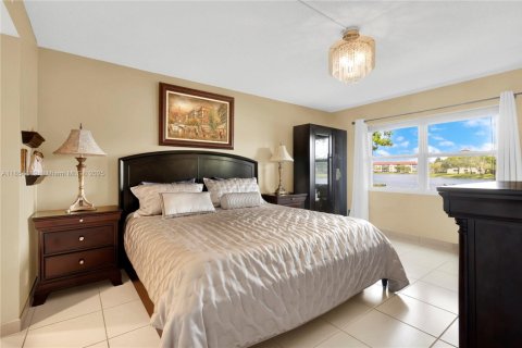 Condo in Pembroke Pines, Florida, 2 bedrooms  № 1881530 - photo 8