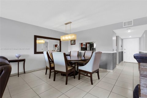 Condo in Pembroke Pines, Florida, 2 bedrooms  № 1881530 - photo 7