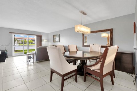Condo in Pembroke Pines, Florida, 2 bedrooms  № 1881530 - photo 3