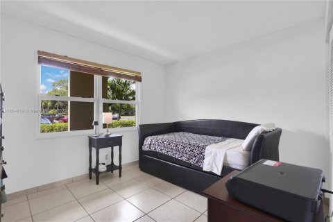 Condo in Pembroke Pines, Florida, 2 bedrooms  № 1881530 - photo 11