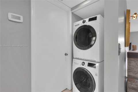 Condo in Pembroke Pines, Florida, 2 bedrooms  № 1881530 - photo 13