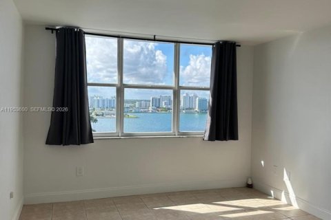 Condominio en alquiler en North Bay Village, Florida, 1 dormitorio, 87.33 m2 № 2054913 - foto 4