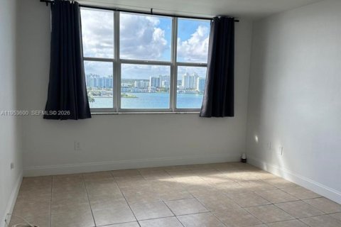 Condominio en alquiler en North Bay Village, Florida, 1 dormitorio, 87.33 m2 № 2054913 - foto 10