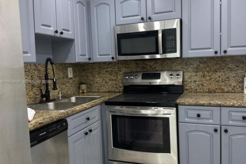 Condominio en alquiler en North Bay Village, Florida, 1 dormitorio, 87.33 m2 № 2054913 - foto 8