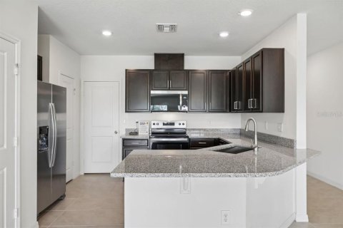 Townhouse in Lake Wales, Florida 3 bedrooms, 144.65 sq.m. № 2375552 - photo 3