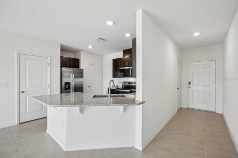 Townhouse in Lake Wales, Florida 3 bedrooms, 144.65 sq.m. № 2375552 - photo 2