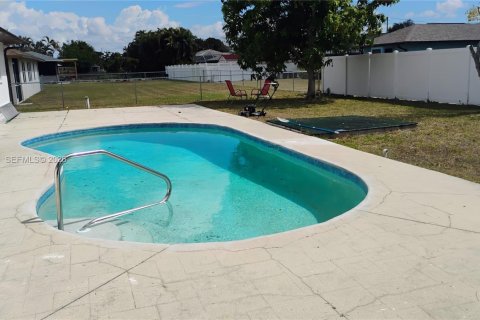House in Cape Coral, Florida 3 bedrooms № 2038602 - photo 3