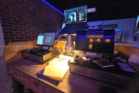 Commercial property in North Miami, Florida № 2023564