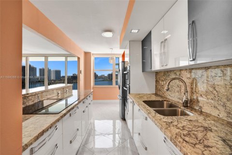 Copropriété à vendre à Sunny Isles Beach, Floride: 2 chambres, 138.24 m2 № 2015931 - photo 27