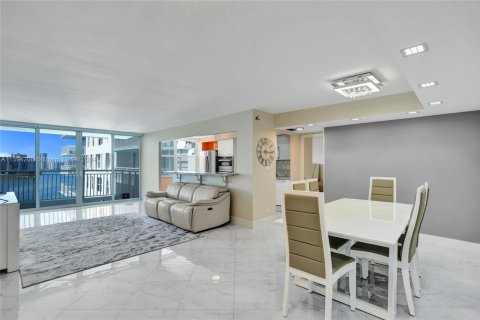 Copropriété à vendre à Sunny Isles Beach, Floride: 2 chambres, 138.24 m2 № 2015931 - photo 15