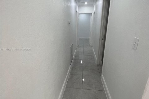 House in Hollywood, Florida 3 bedrooms, 85.47 sq.m. № 1486854 - photo 9