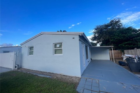 House in Hollywood, Florida 3 bedrooms, 85.47 sq.m. № 1486854 - photo 2