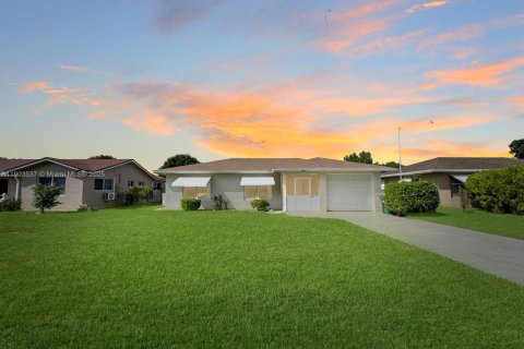 Villa ou maison à vendre à Tamarac, Floride: 2 chambres, 87.33 m2 № 1963535 - photo 1