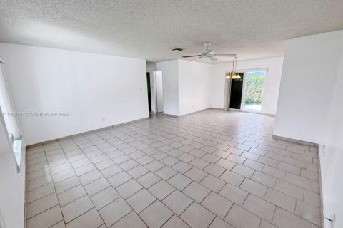 Villa ou maison à vendre à Tamarac, Floride: 2 chambres, 87.33 m2 № 1963535 - photo 8