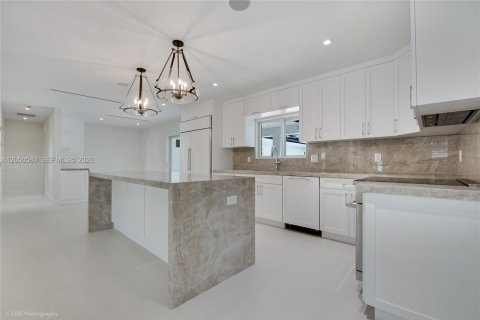 Casa en venta en South Miami, Florida, 4 dormitorios, 246.28 m2 № 2168468 - foto 14