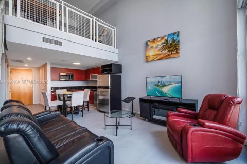 Condominio en alquiler en Miami, Florida, 1 dormitorio, 90.86 m2 № 2060964 - foto 4