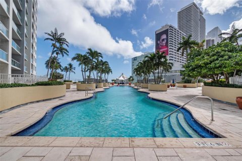 Condominio en alquiler en Miami, Florida, 1 dormitorio, 90.86 m2 № 2060964 - foto 28