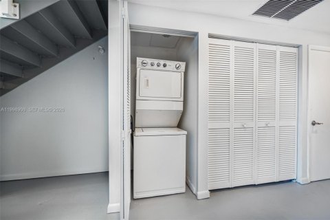 Condominio en alquiler en Miami, Florida, 1 dormitorio, 90.86 m2 № 2060964 - foto 18