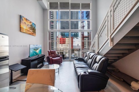 Condominio en alquiler en Miami, Florida, 1 dormitorio, 90.86 m2 № 2060964 - foto 2