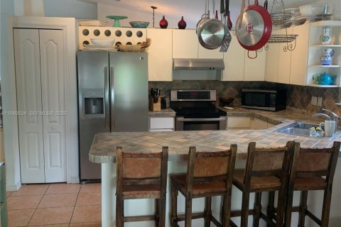 Casa en alquiler en Hialeah, Florida, 3 dormitorios, 146.6 m2 № 2024951 - foto 12